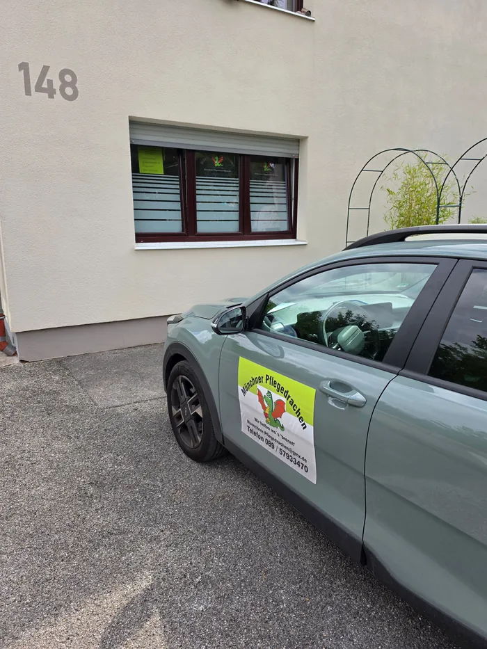 Dienstfahrzeug der Münchner Pflegedrachen vor dem Büro in der Aubinger Straße 148