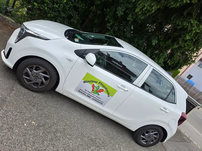 Pkw der Münchner Pflegedrachen mit Drachen-Logo und Telefonnummer an der Fahrertür